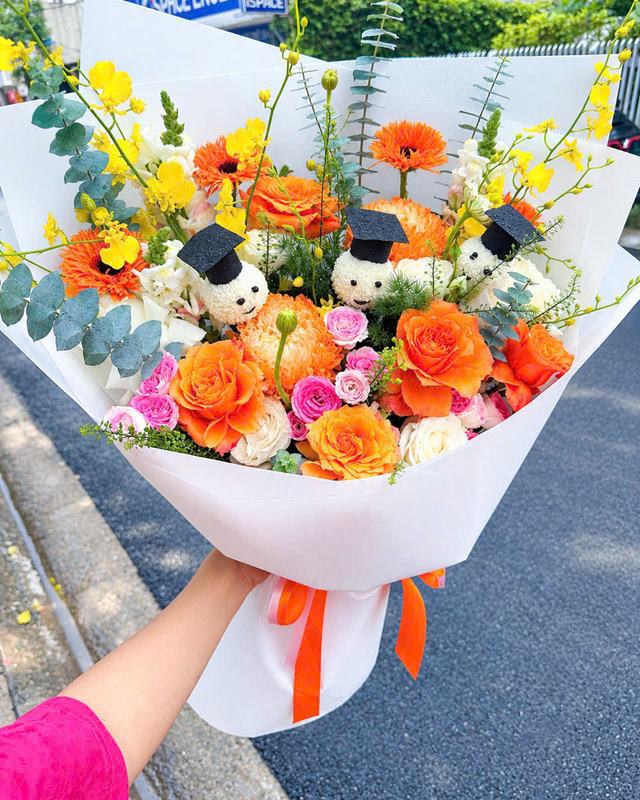 Bó hoa hồng cam phối đồng tiền – Ngày Tốt Nghiệp