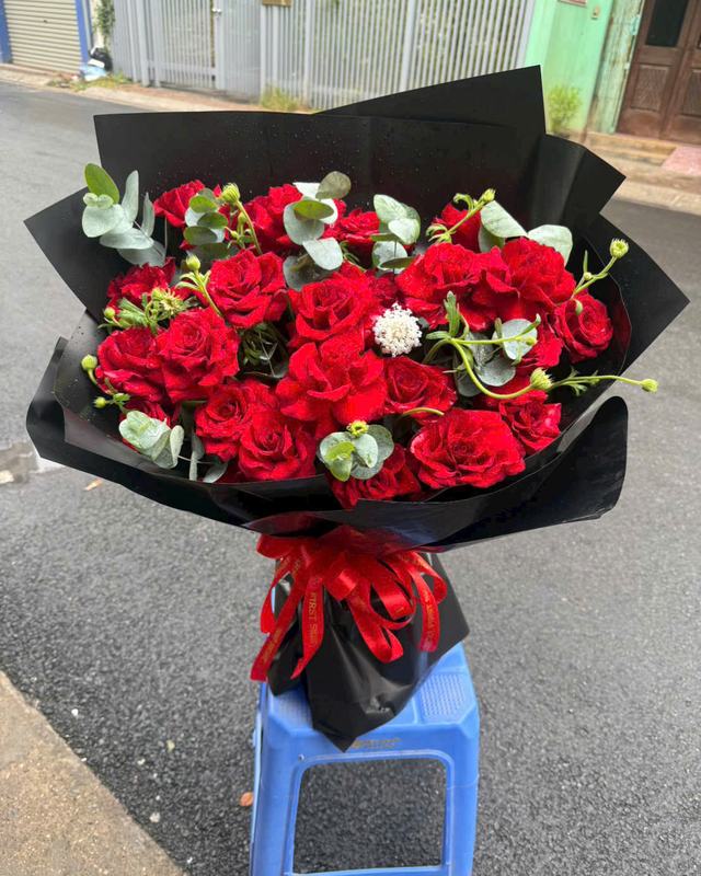Bó hoa hồng đỏ giấy đen – Dấu Yêu