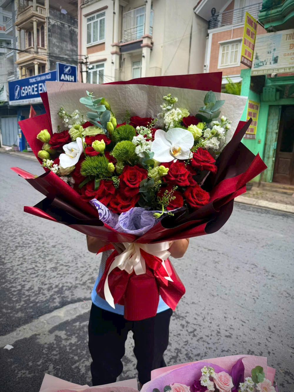 Bó hoa hồng đỏ phối lan trắng tông đỏ, trắng và xanh