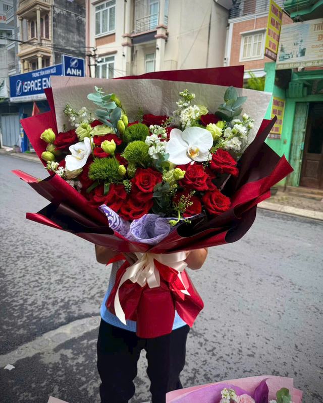 Bó hoa hồng đỏ phối lan trắng – Hồng Ngọc
