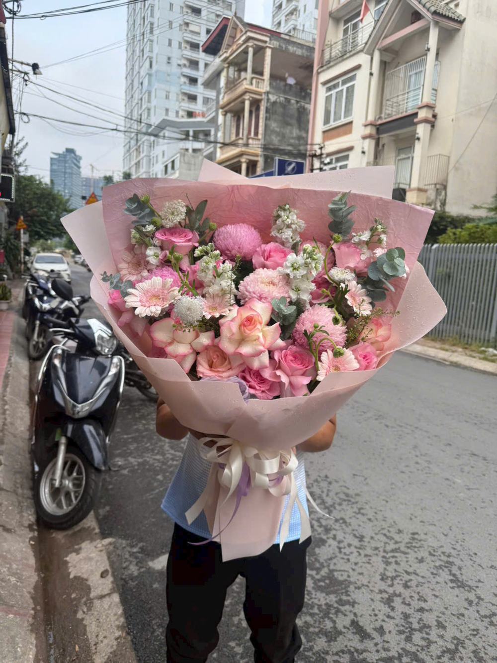 Bó hoa hồng đồng tiền pastel tông hồng pastel và trắng