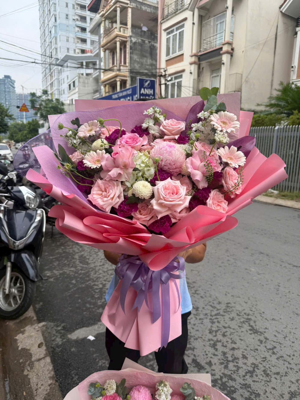 Bó hoa hồng pastel phối cúc tông hồng nhạt, hồng đào và trắng