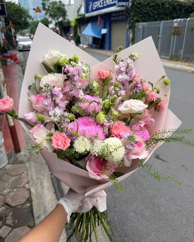 Bó hoa hồng pastel phối đồng tiền – Lời Thì Thầm