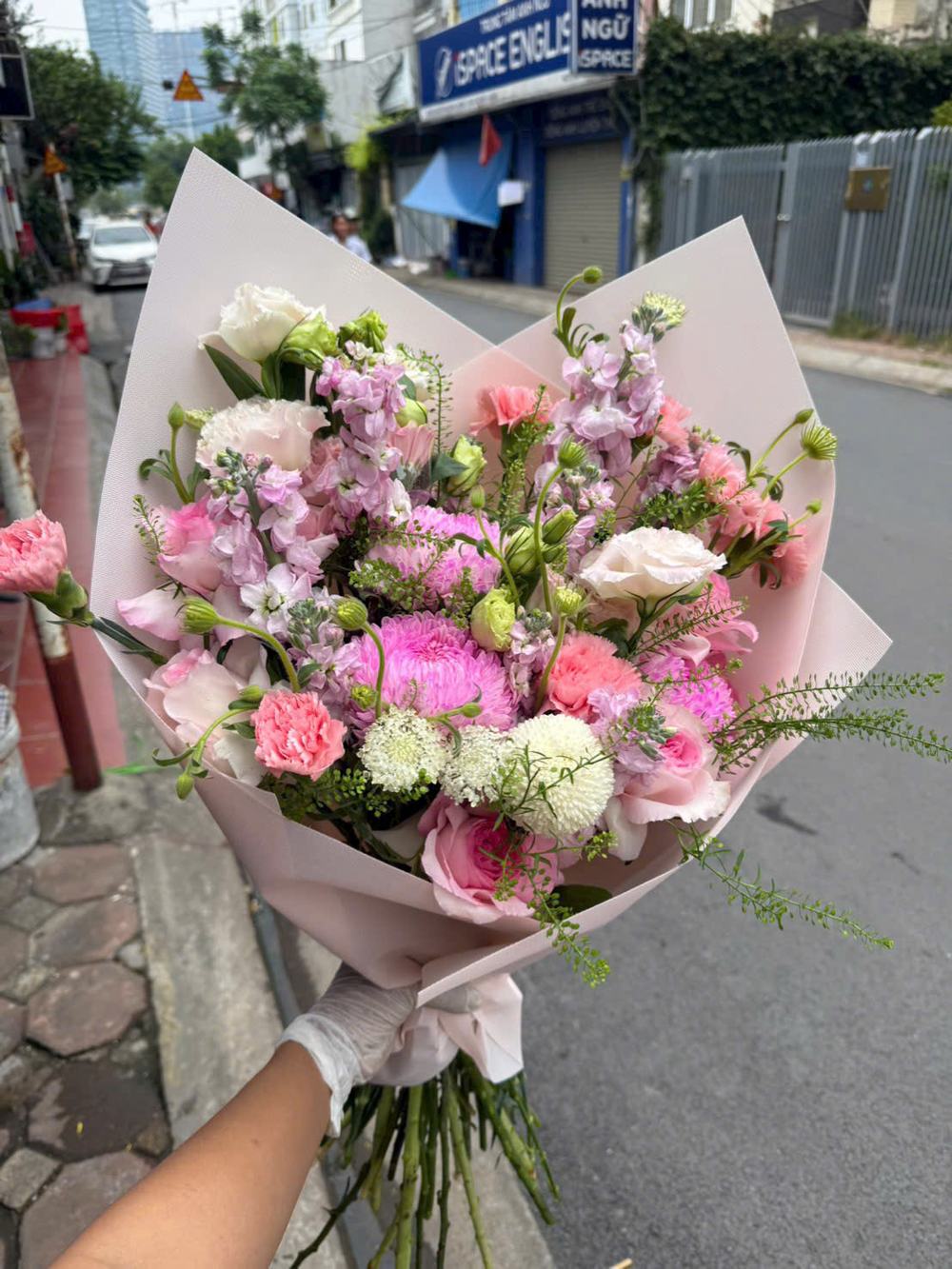 Bó hoa hồng pastel phối đồng tiền tông trắng kem, hồng và tím nhạt