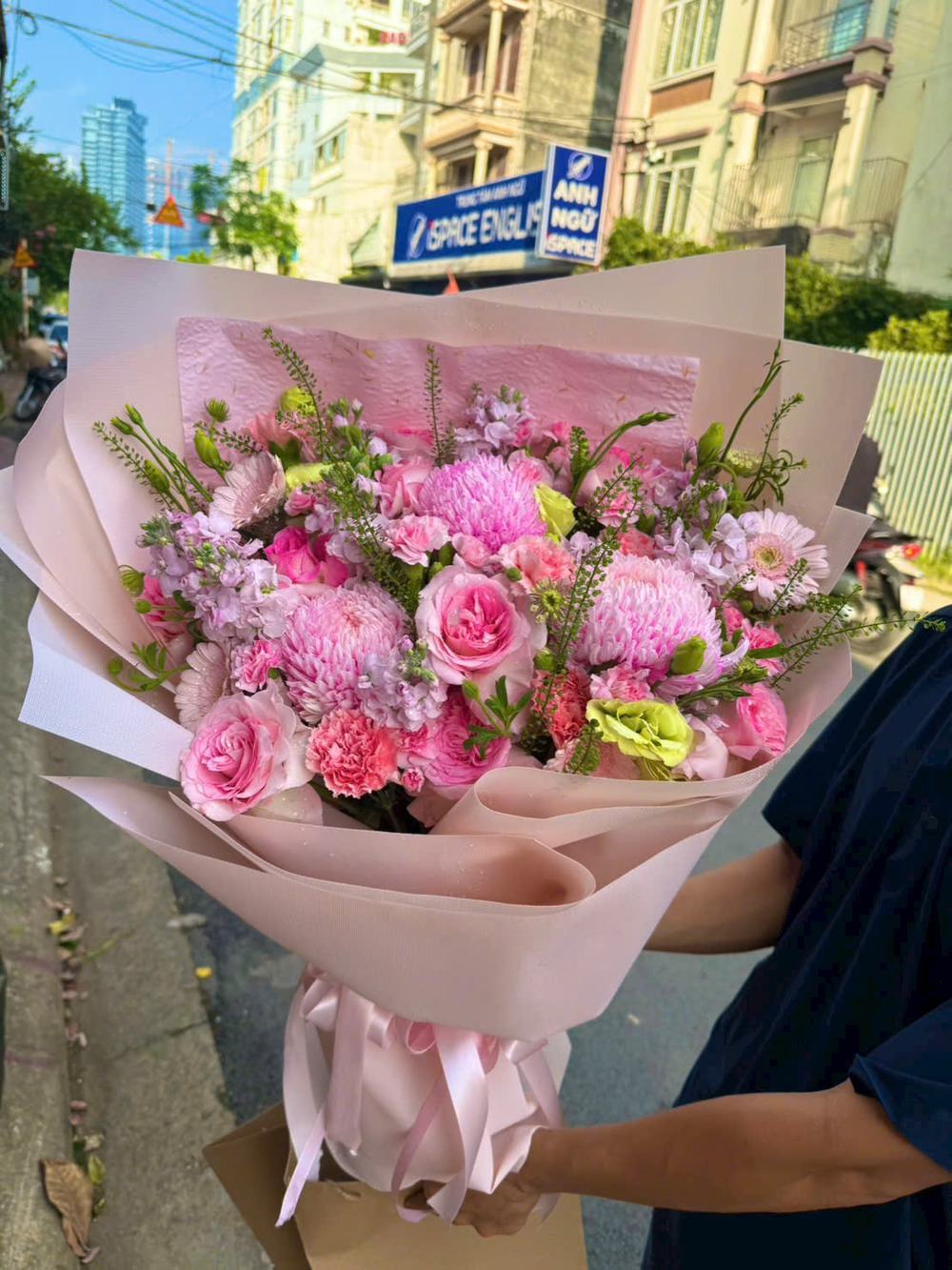 Bó hoa hồng phối cúc hồng tông hồng phấn, hồng tươi và xanh nhạt
