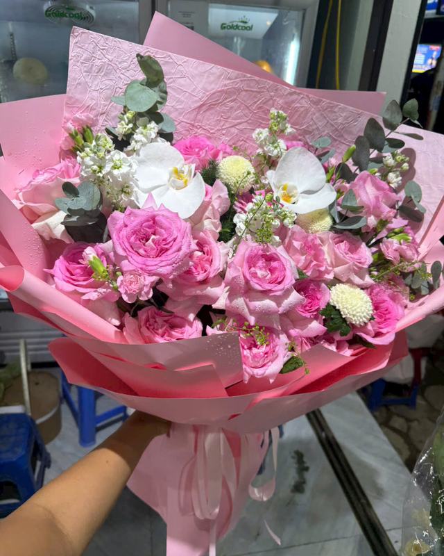 Bó hoa hồng phối lan trắng – Ngọc Hồng