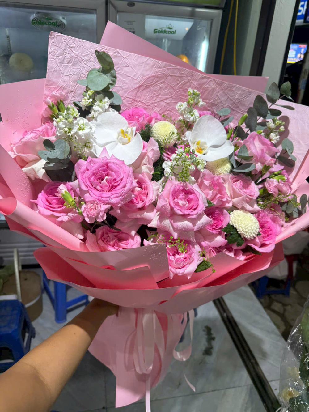Bó hoa hồng phối lan trắng tông hồng, trắng và xanh