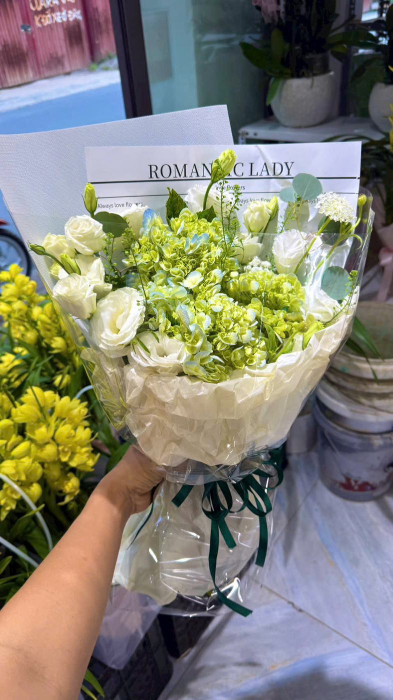 Bó hoa hồng trắng phối cúc xanh tông trắng kem và xanh lá