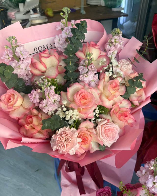 Bó hoa hồng viền hồng phối cẩm chướng – Bình Minh