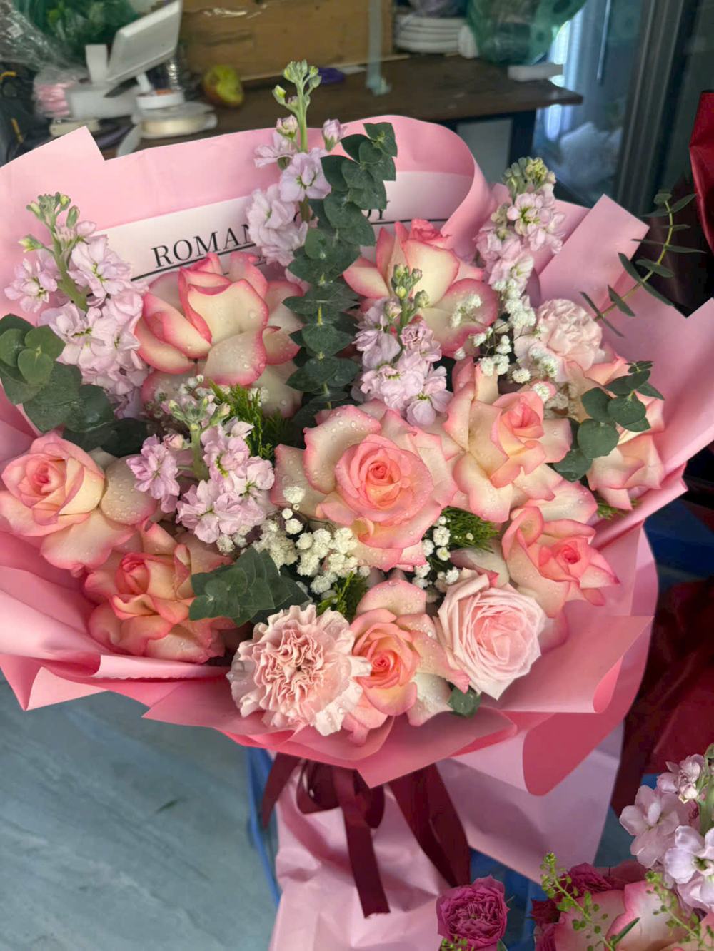 Bó hoa hồng viền hồng phối cẩm chướng tông kem, hồng đào và xanh