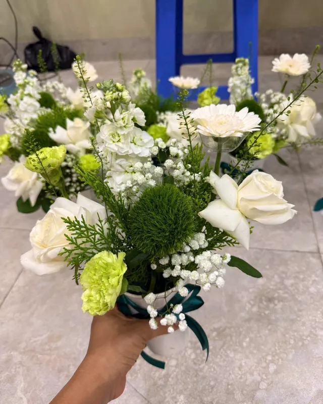 Bó hoa hồng trắng phối đồng tiền – Sớm Mai