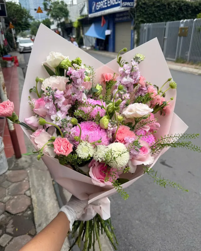 Bó hoa hồng pastel phối đồng tiền – Lời Thì Thầm