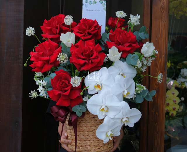 Giỏ hoa hồng đỏ và lan hồ điệp trắng, ảnh mẫu FloraHolic