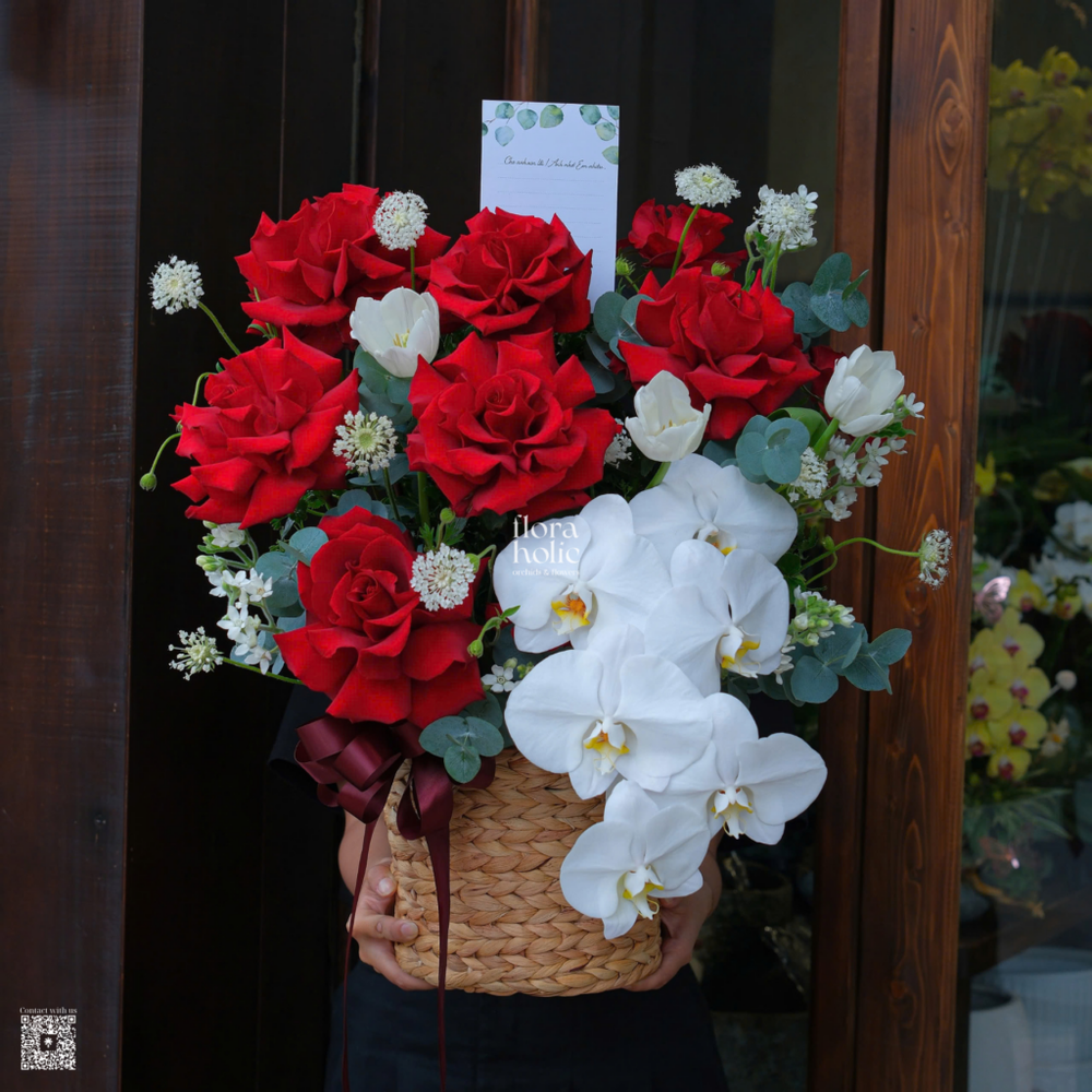 Giỏ hoa hồng đỏ và lan hồ điệp trắng, ảnh mẫu FloraHolic