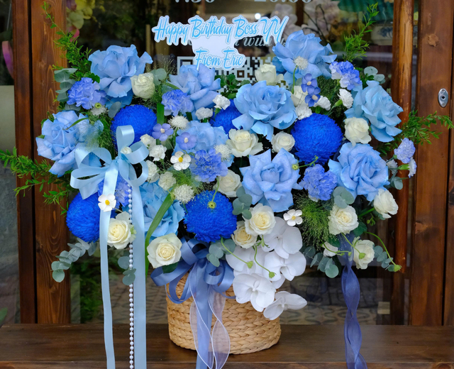 Bó hoa xanh phối hồng kem và lan trắng, ảnh mẫu FloraHolic