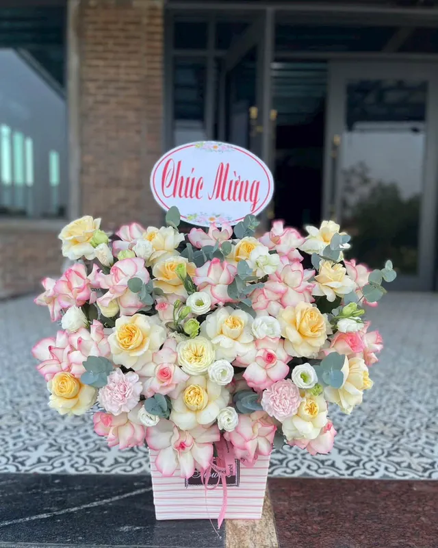 Giỏ hoa hồng kem hồng – Mùa Êm Đềm