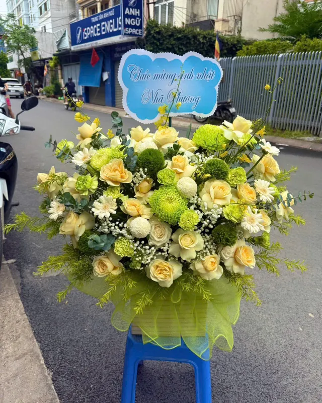 Giỏ hoa hồng vàng kem phối cúc – Nắng Thanh