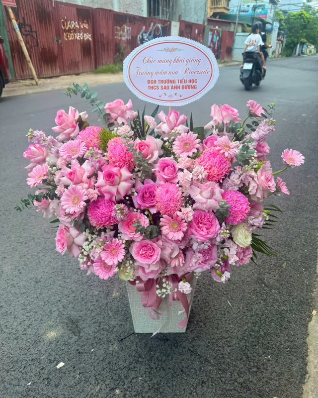 Giỏ hoa hồng phối đồng tiền – Hồng An Nhiên