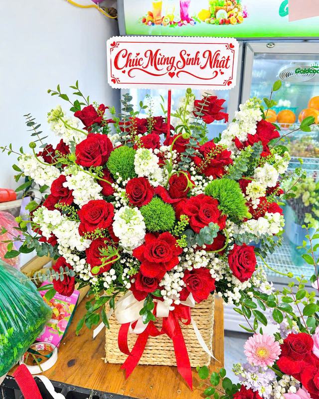 Giỏ hoa hồng đỏ phối cúc xanh – Hân Hoan
