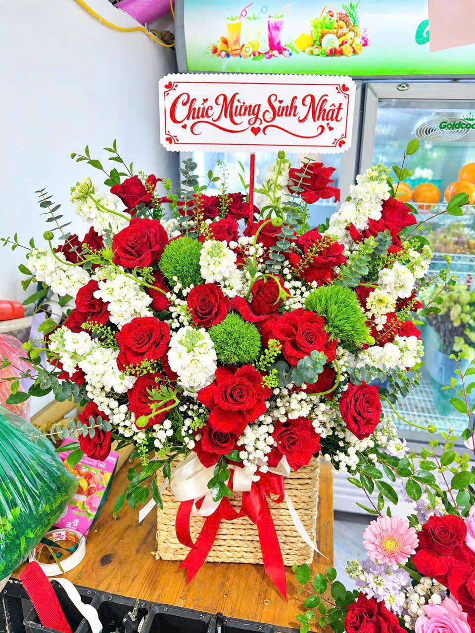 Giỏ hoa hồng đỏ phối cúc xanh tông đỏ, trắng và xanh lá