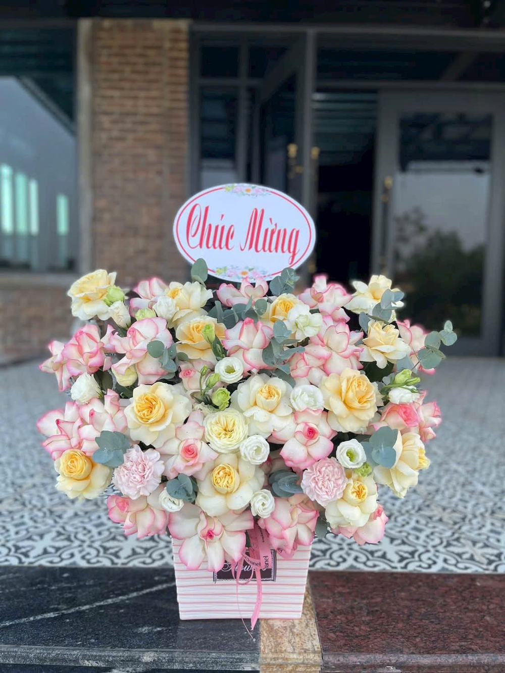Giỏ hoa hồng kem hồng tông kem vàng, hồng phấn và xanh