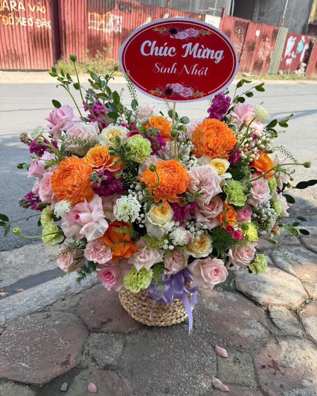 Giỏ hoa hồng phối cúc cam – Sắc Vui