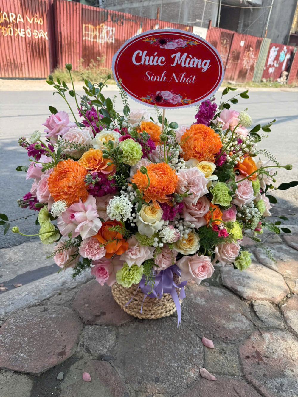 Giỏ hoa hồng phối cúc cam tông cam, vàng, hồng và xanh