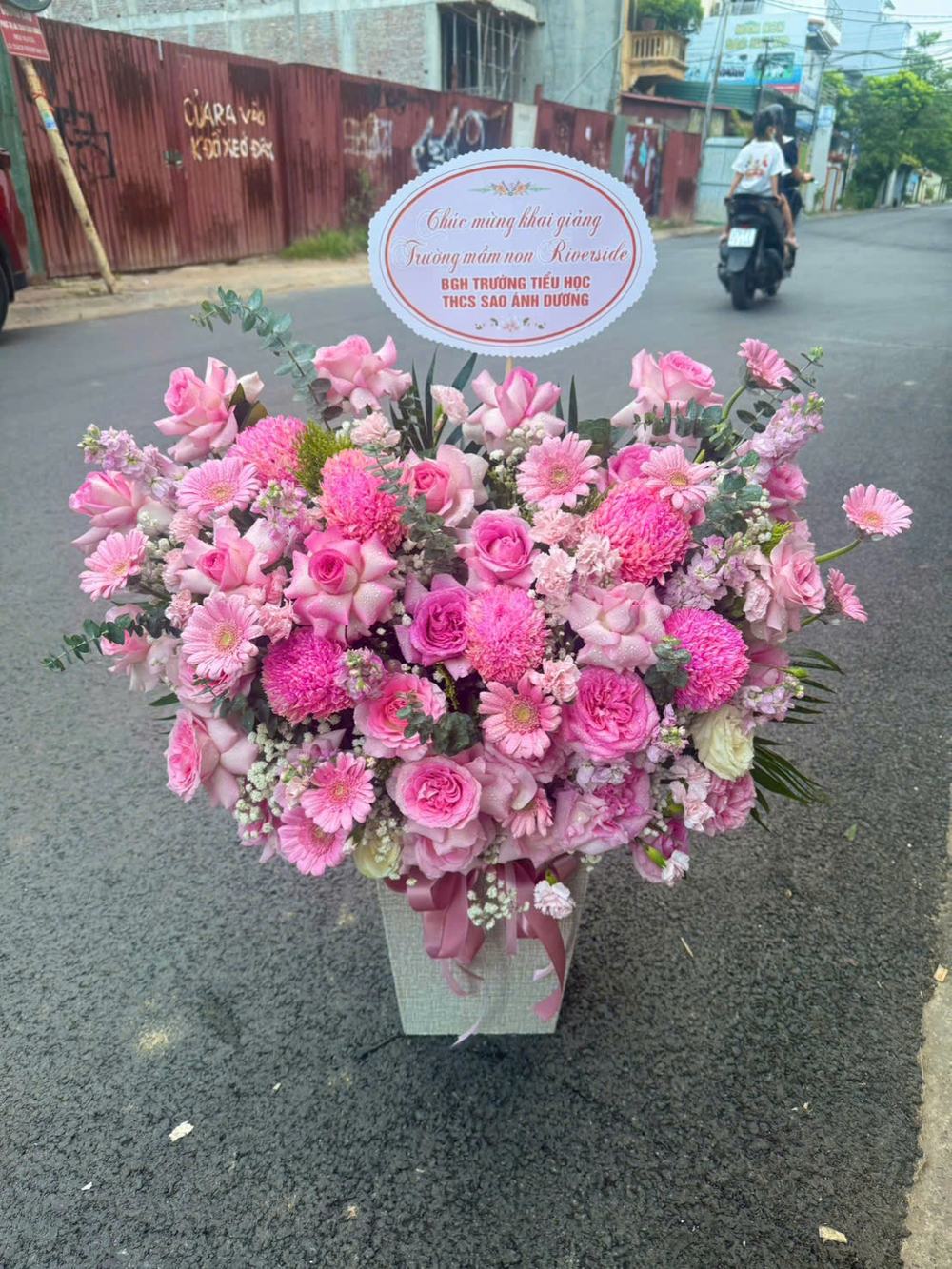 Giỏ hoa hồng phối đồng tiền tông hồng đậm, hồng phấn và xanh lá