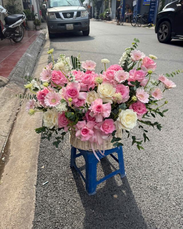 Giỏ hoa hồng trắng hồng – Mây Dịu Dàng