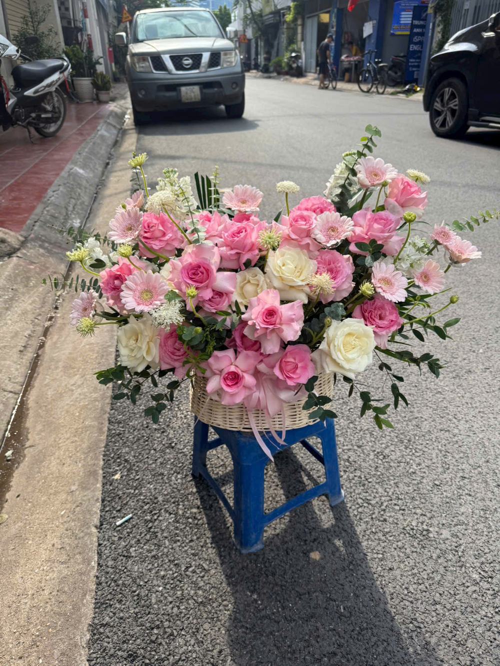 Giỏ hoa hồng trắng hồng tông trắng kem và hồng phấn