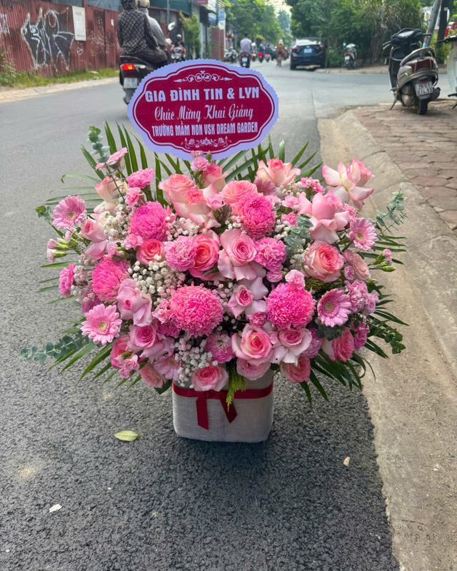 Giỏ hoa hồng và cúc hồng – Ngày Vui Rạng Rỡ