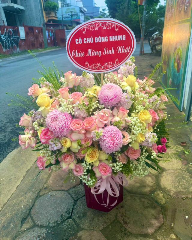 Giỏ hoa hồng vàng hồng phối cúc – Vườn Nắng