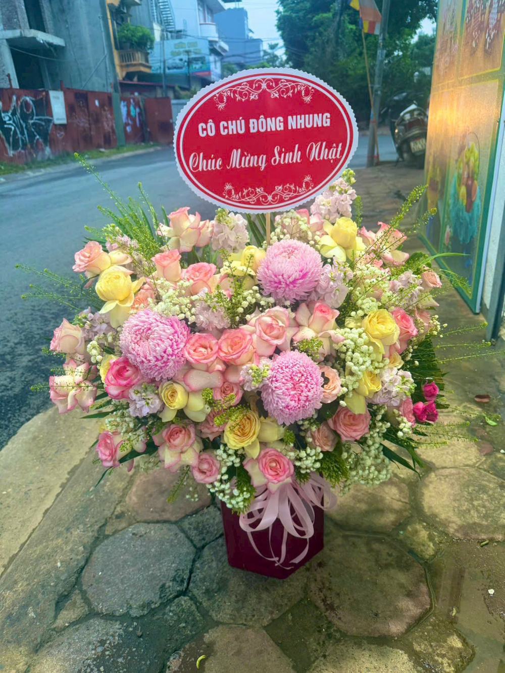 Giỏ hoa hồng vàng hồng phối cúc tông vàng nhạt, hồng và xanh lá