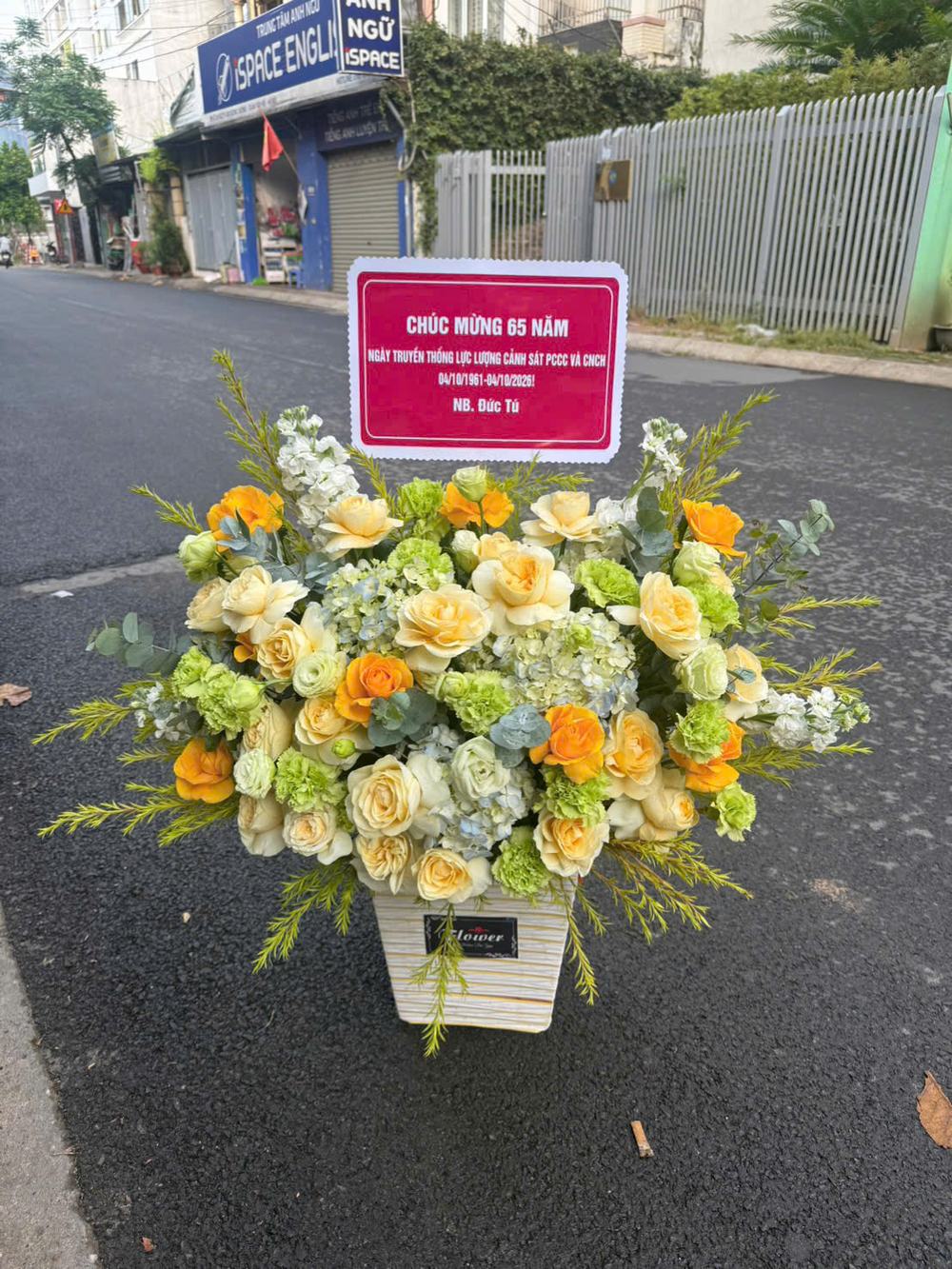 Giỏ hoa hồng vàng kem tông vàng kem, trắng và xanh