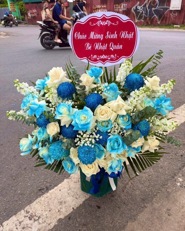 Giỏ hoa hồng xanh trắng – Biển Bình Yên