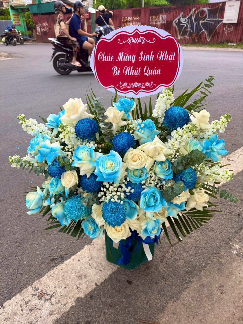 Giỏ hoa hồng xanh trắng tông xanh dương, trắng và xanh lá