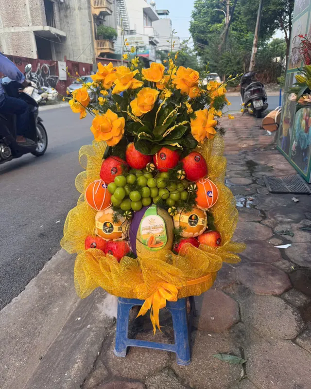 Giỏ trái cây phối hoa vàng – Nắng Phú Quý