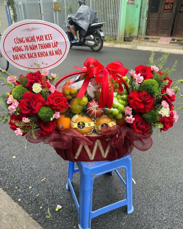 Giỏ trái cây phối hoa hồng đỏ – Thịnh Vượng