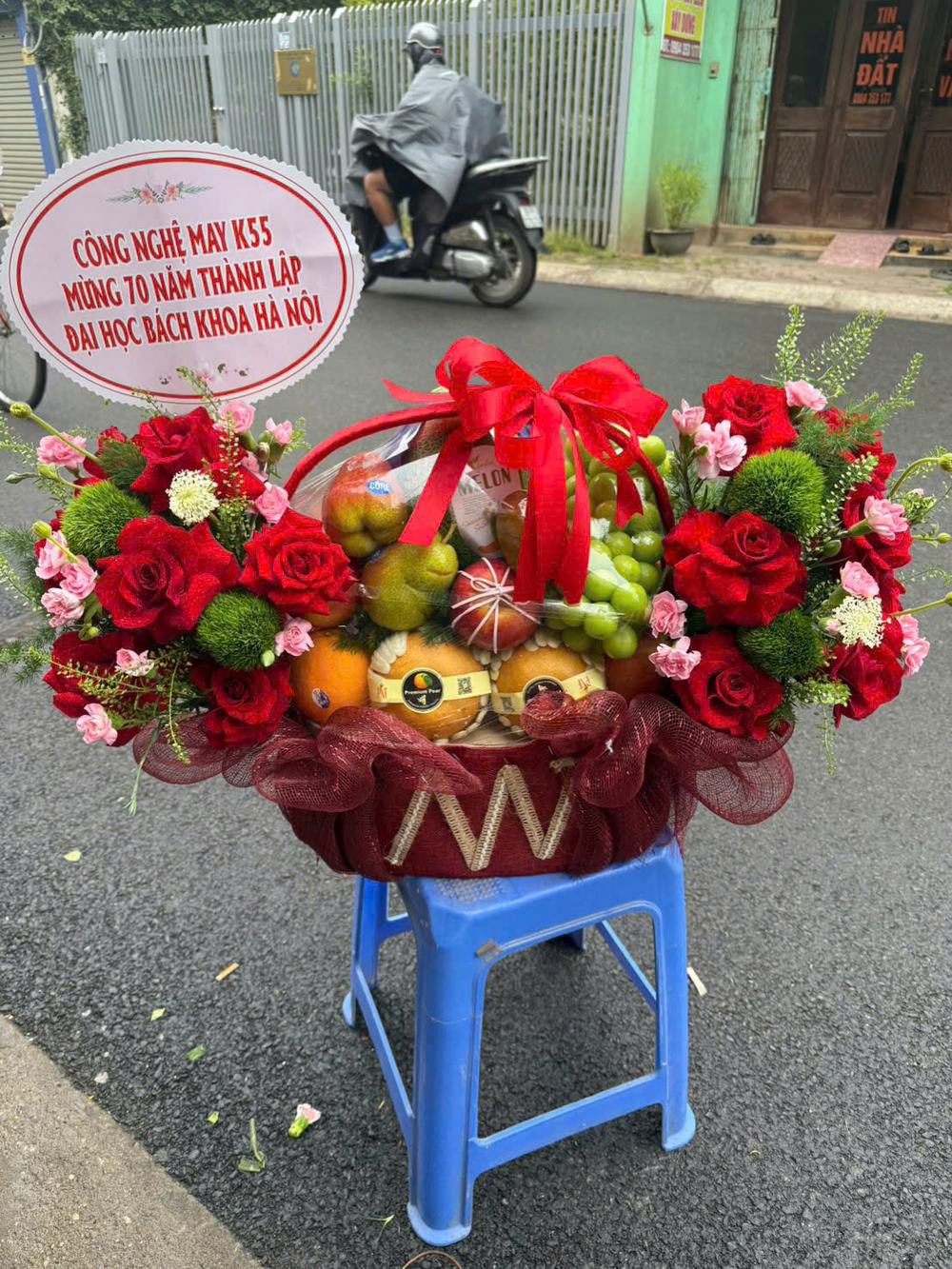 Giỏ trái cây phối hoa hồng đỏ tông đỏ, xanh và cam