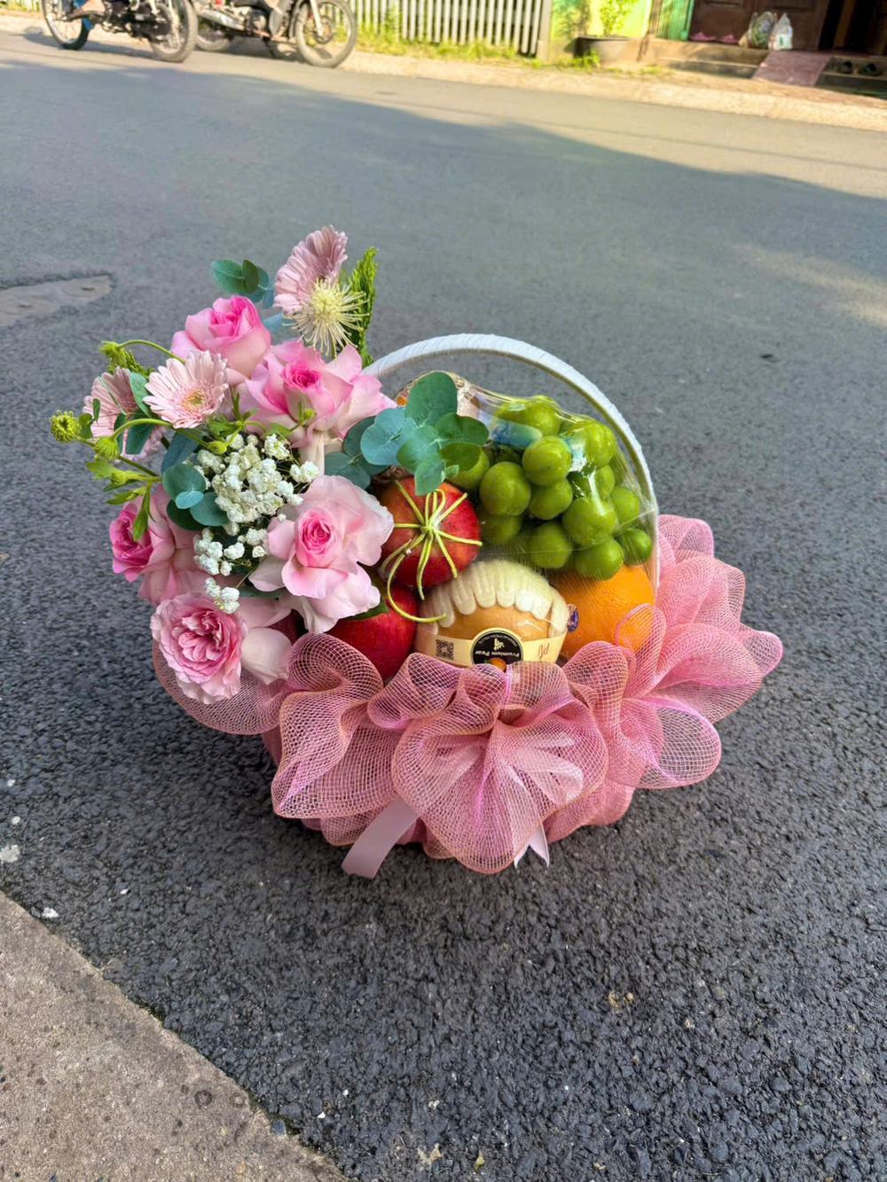 Giỏ trái cây phối hoa hồng tông hồng pastel, xanh nho và đỏ táo