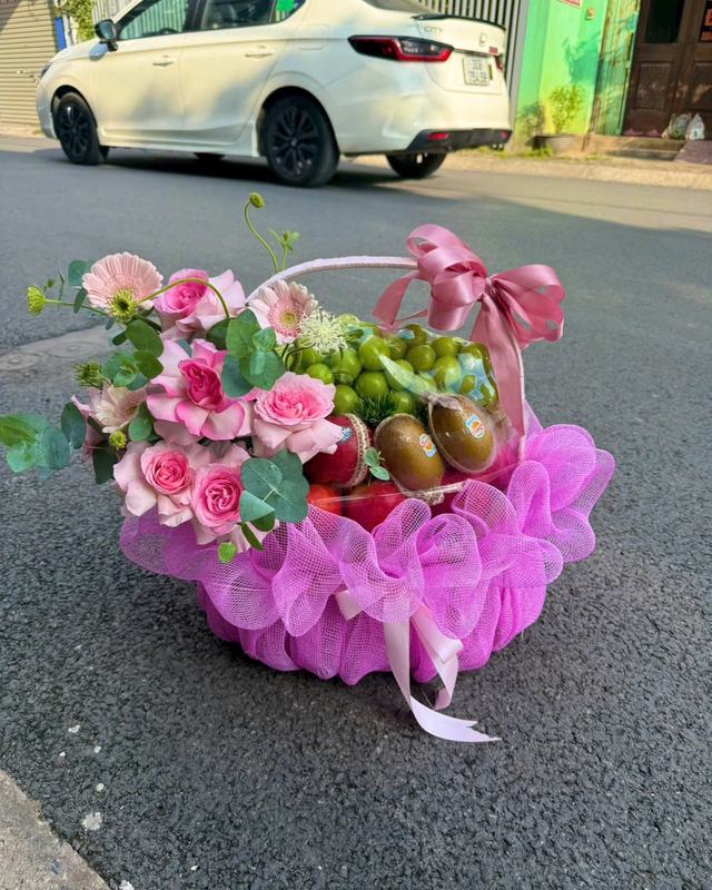 Giỏ trái cây phối hoa hồng – Ngọt Ngào Trao Gửi