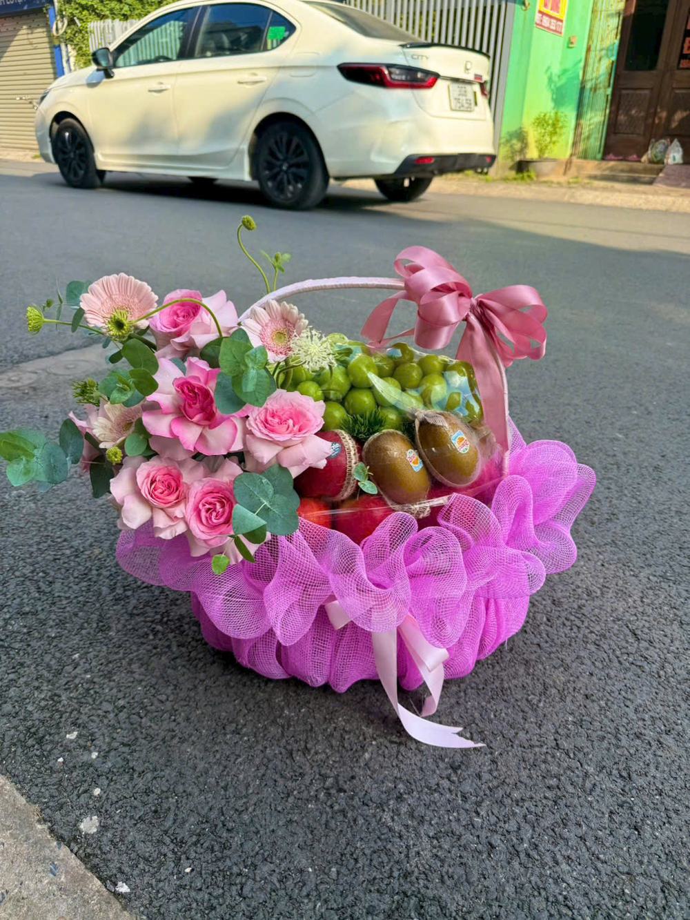 Giỏ trái cây phối hoa hồng tông hồng, xanh và đỏ