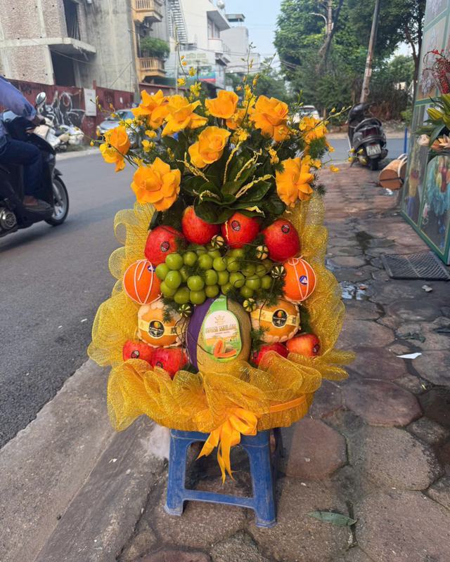 Giỏ trái cây phối hoa vàng – Nắng Phú Quý