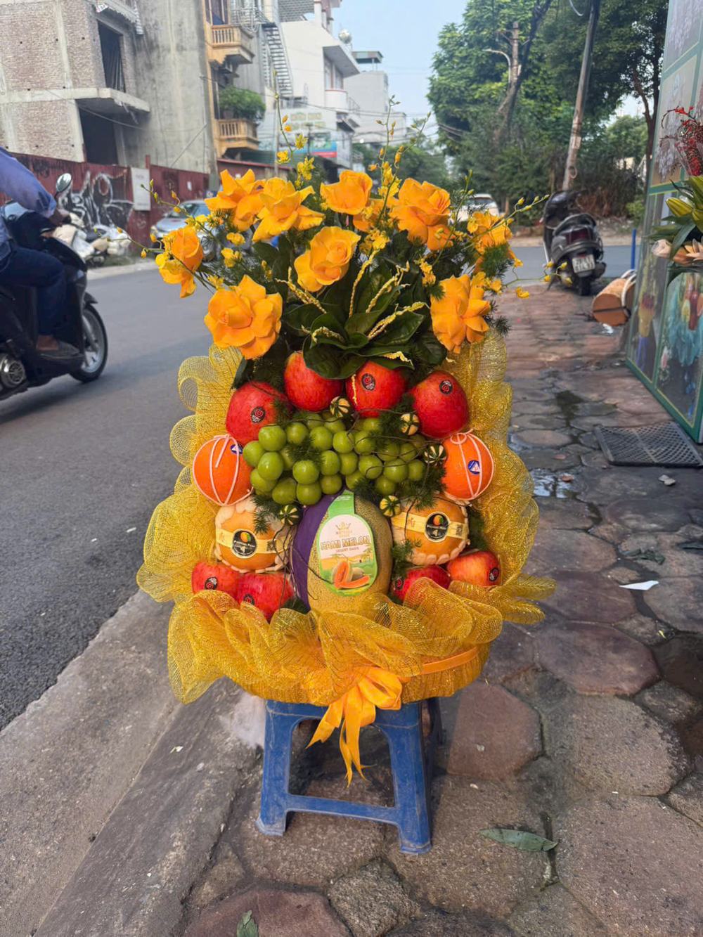 Giỏ trái cây phối hoa vàng tông vàng, đỏ và xanh