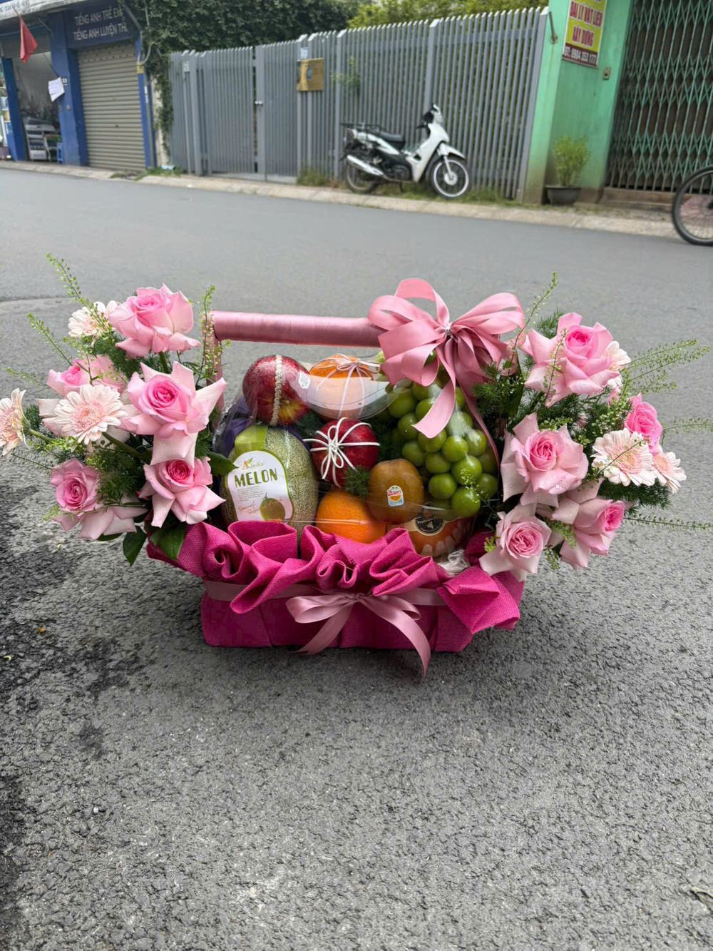 Giỏ trái cây phối hồng pastel tông hồng, xanh, đỏ và cam