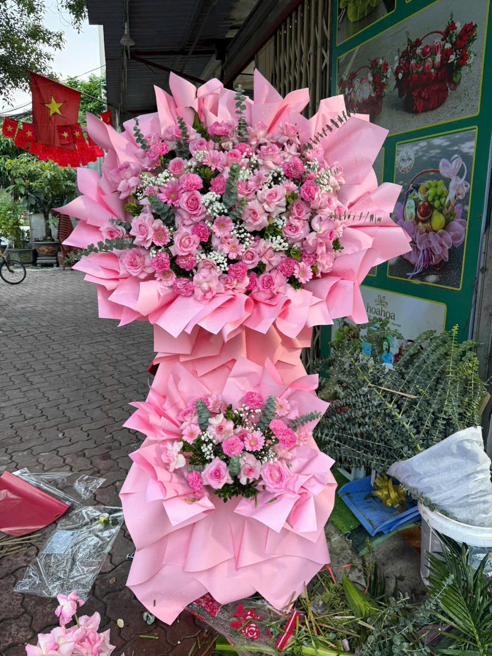 Kệ hoa hồng tông hồng hai tầng tông hồng nhạt, hồng tươi và xanh